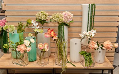 Dekoratif seramik vazo. Çiçek saksısında suni bitkinin güzel çiçek aranjmanı. Ev tasarımında şık iç kompozisyon