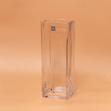 Dekoratif seramik vazo. Çiçek saksısında suni bitkinin güzel çiçek aranjmanı. Ev tasarımında şık iç kompozisyon