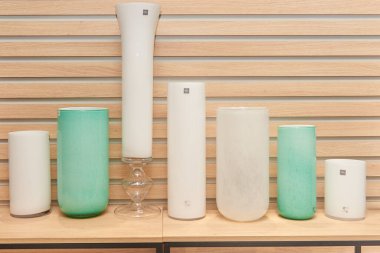 Dekoratif seramik vazo. Çiçek saksısında suni bitkinin güzel çiçek aranjmanı. Ev tasarımında şık iç kompozisyon