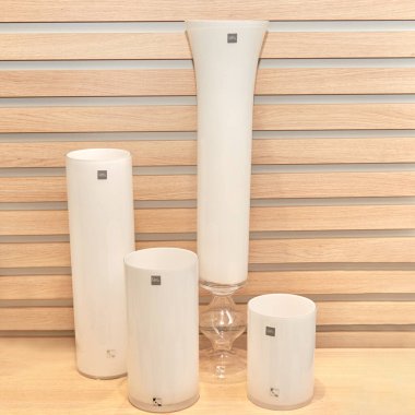 Dekoratif seramik vazo. Çiçek saksısında suni bitkinin güzel çiçek aranjmanı. Ev tasarımında şık iç kompozisyon