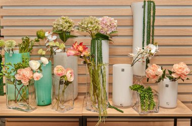 Dekoratif seramik vazo. Çiçek saksısında suni bitkinin güzel çiçek aranjmanı. Ev tasarımında şık iç kompozisyon