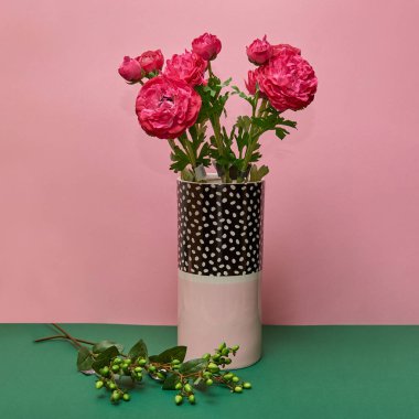 Dekoratif seramik vazo. Çiçek saksısında suni bitkinin güzel çiçek aranjmanı. Ev tasarımında şık iç kompozisyon