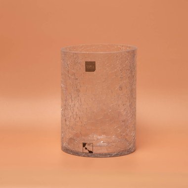 Dekoratif seramik vazo. Çiçek saksısında suni bitkinin güzel çiçek aranjmanı. Ev tasarımında şık iç kompozisyon