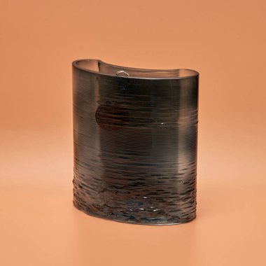 Dekoratif seramik vazo. Çiçek saksısında suni bitkinin güzel çiçek aranjmanı. Ev tasarımında şık iç kompozisyon