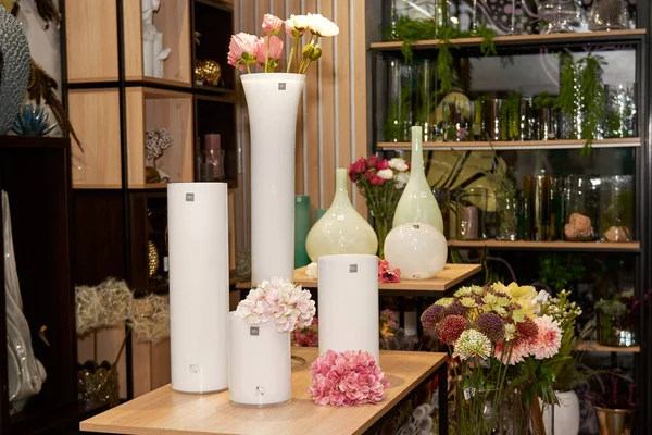 Dekoratif seramik vazo. Şık İç dizayn