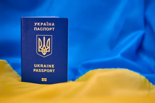 Koncepcja Patriotyzmu Ukraiński Paszport Tle Żółto Niebieskiej Flagi Ukraiński Kryzys — Zdjęcie stockowe