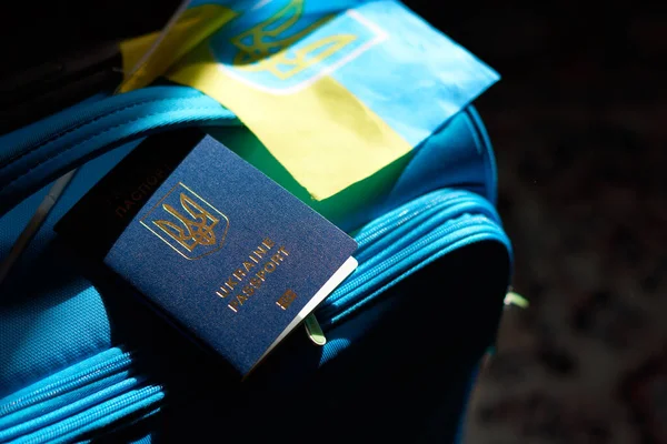 Ukraińscy Uchodźcy Paszportem Żółto Niebieską Flagą Ewakuacja Ludności Cywilnej Rodzin — Zdjęcie stockowe