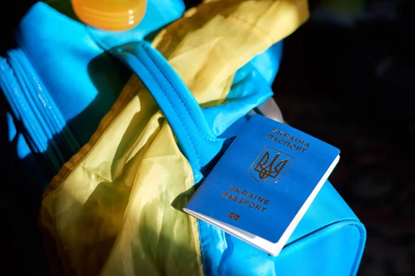 Ukraińscy Uchodźcy Paszportem Żółto Niebieską Flagą Ewakuacja Ludności Cywilnej Rodzin — Zdjęcie stockowe