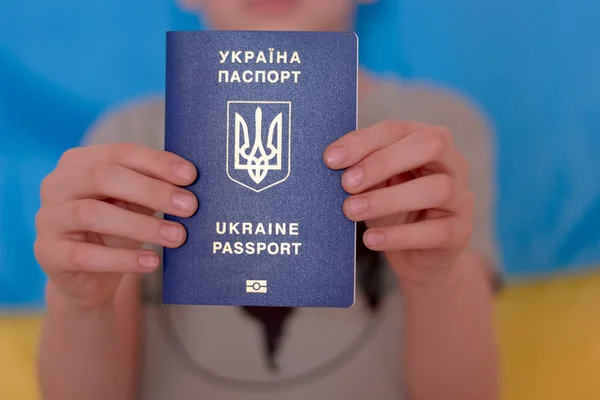 Chłopiec Trzyma Rękach Ukraiński Paszport Żółto Niebieskim Tle Dzieci Wspierają — Zdjęcie stockowe