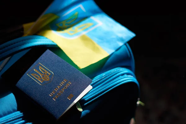 Ukrán Menekültek Poggyásza Útlevéllel Sárga Kék Zászlóval Civilek Családok Evakuálása Jogdíjmentes Stock Fotók