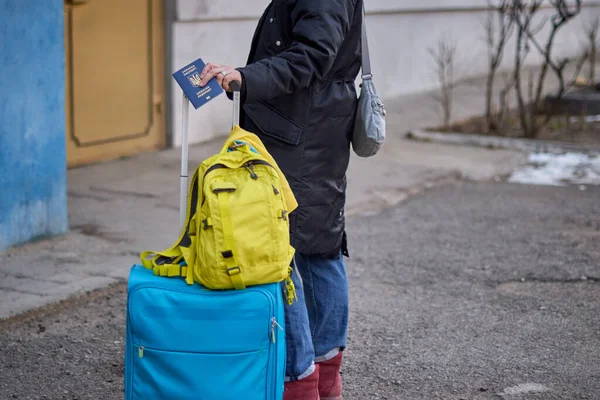 Civilek evakuálása, szomorú gyermek, sárga-kék zászlós útlevéllel. Hagyd abba! Stock Kép
