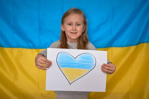 Dziewczyna Trzyma Papierowy Sztandar Narysowanym Żółto Niebieskim Sercem Ukraińskim Tle — Zdjęcie stockowe