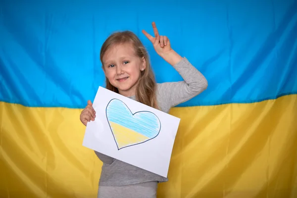 Dziewczyna Trzyma Papierowy Sztandar Narysowanym Żółto Niebieskim Sercem Ukraińskim Tle — Zdjęcie stockowe