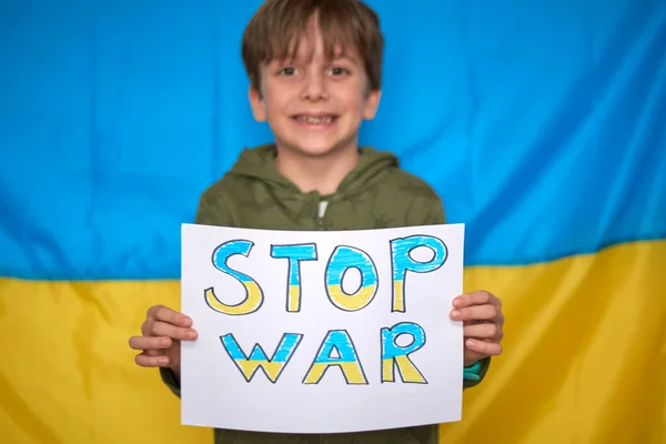 Chłopiec Trzyma Żółto Niebieski Papier Narysowany Sztandar Ukraińskim Tle Flagi — Zdjęcie stockowe