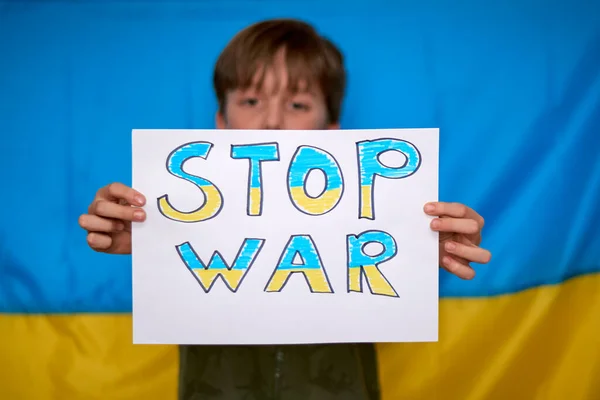 Chłopiec Trzyma Żółto Niebieski Papier Narysowany Sztandar Ukraińskim Tle Flagi — Zdjęcie stockowe