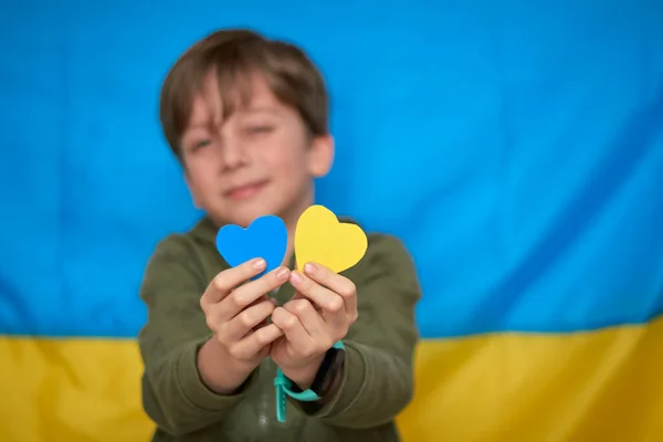 Chłopiec Trzyma Żółto Niebieskie Serduszka Ukraińskim Tle Flagi Dzieci Wspierają — Zdjęcie stockowe