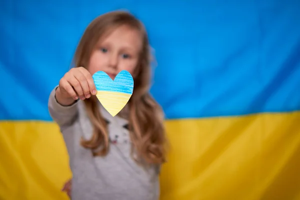Dziewczęce Dłonie Trzymające Żółto Niebieskie Papierowe Serca Ukraińskim Tle Flagi — Zdjęcie stockowe