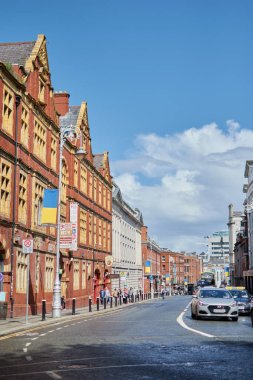 Dublin, İrlanda - 19 Haziran 2022: Şehir merkezi Ukrayna halkını destekleyen Dublin Şehir Konseyi tarafından Ukrayna bayraklarıyla süslendi. Rus istilasına karşı protesto. Ukrayna 'nın yanında dur.