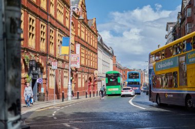 Dublin, İrlanda - 19 Haziran 2022: Şehir merkezi Ukrayna halkını destekleyen Dublin Şehir Konseyi tarafından Ukrayna bayraklarıyla süslendi. Rus istilasına karşı protesto. Ukrayna 'nın yanında dur.