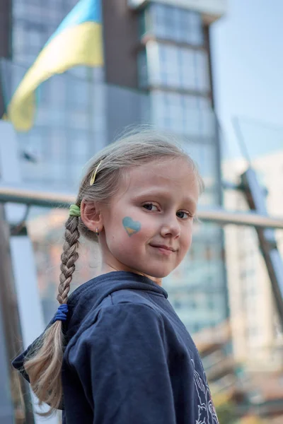 Dziewczyna Malowaną Flagą Ukrainy Żółty Niebieski Powstrzymać Wojnę Potęgę Ukrainy — Zdjęcie stockowe