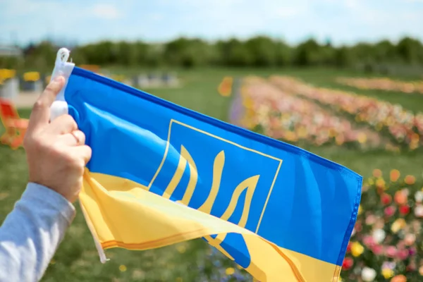 Ręka Trzymająca Ukraińską Flagę Żółto Niebieskim Tle Dzieci Wspierają Ukrainę — Zdjęcie stockowe