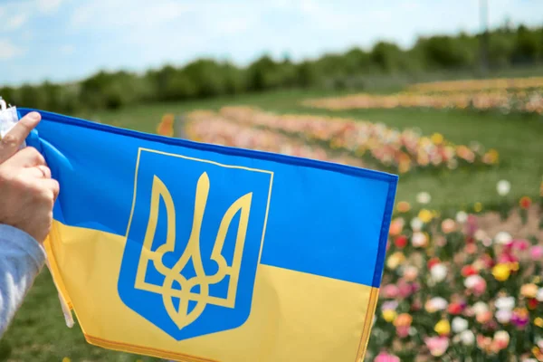 Ręka Trzymająca Ukraińską Flagę Żółto Niebieskim Tle Dzieci Wspierają Ukrainę — Zdjęcie stockowe