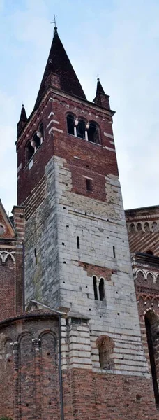 Görkemli ortaçağ kale mimarisinin manzarası