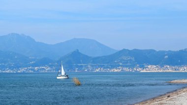 Denize ve dağlara bak.