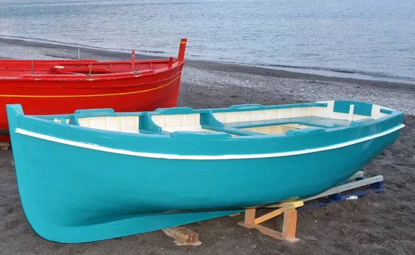 Sahilde tahta bir tekne.