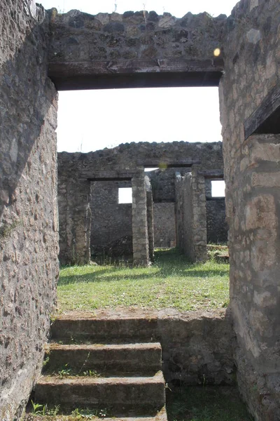 Taş evin güzel bir görüntüsü.