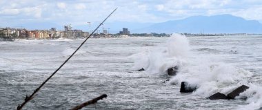 Arka planda deniz dalgaları
