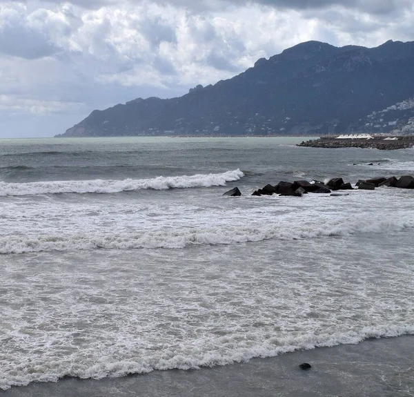 Güzel deniz manzarası ve kumsal.