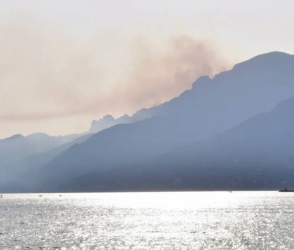Dağları ve bulutları olan güzel bir manzara