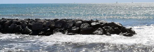 İsrail eyaletinin kuzeyindeki deniz kıyısında.