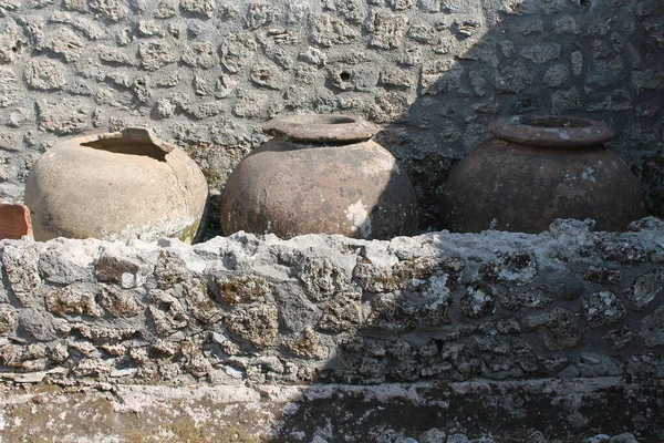 Oude Stenen Muur Met Een Kruik Een Pot — Stockfoto