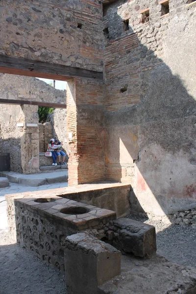 Pompei 'nin antik arkeolojik kazılarında bulunan pek çok ev ve tapınaktan birinin antik mimarisi.