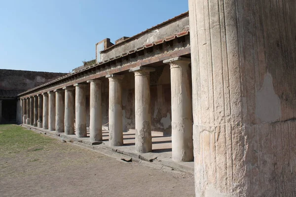 ギリシャ寺院の古代列の遺跡 ぜいたくな イタリア — ストック写真