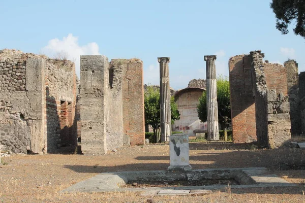 Pompei 'nin antik arkeolojik kazılarında bulunan pek çok ev ve tapınaktan birinin antik mimarisi.