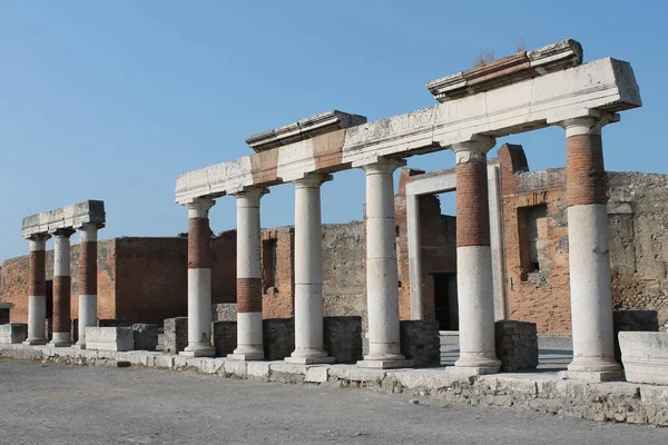 伊斯拉尔州首府城市的古老废墟 — 图库照片