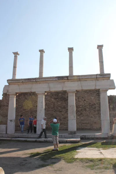 Ένας Άνθρωπος Και Ερείπια Ενός Ναού Στην Παλιά Πόλη Ένα — Φωτογραφία Αρχείου