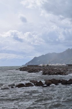 Dalgalar ve deniz feneriyle güzel deniz manzarası, doğa.