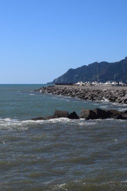 Deniz kıyısının güzel manzarası