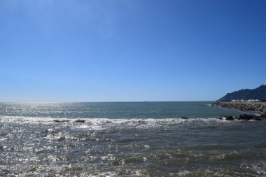 Mavi gökyüzü olan güzel sahil manzarası