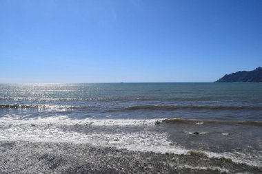 Akdeniz 'in deniz kıyısında mavi sular, adanın sahillerinde dalgalar....