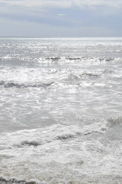 Deniz ve gökyüzü olan güzel bir sahil manzarası