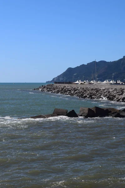 Deniz kıyısının güzel manzarası