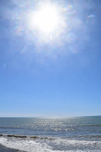 Sahildeki güneşin dalgaları