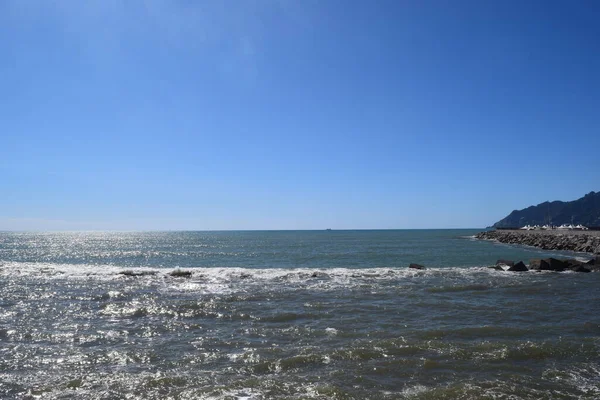 Mavi gökyüzü olan güzel sahil manzarası