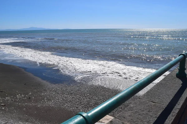 Sahildeki su pompasının dikey görüntüsü.