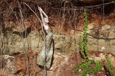  güzel bir kadın açık poz